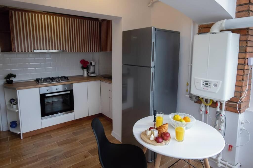 Studio With A View In City Center ทาร์โกวิชเต ภายนอก รูปภาพ