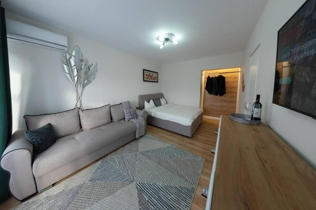 Studio With A View In City Center ทาร์โกวิชเต ภายนอก รูปภาพ
